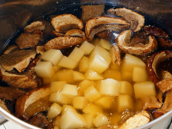 O reteta simpla: supa cremoasa cu ciuperci