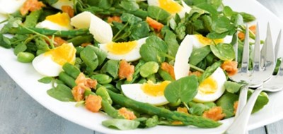 Salată cu somon și ouă de prepeliță