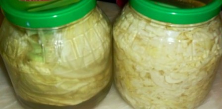 O salată de varză simplă pentru iarnă