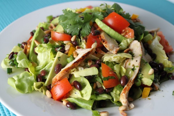 Salată cu fasole conservată: rețete delicioase și simple 