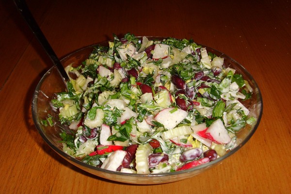 Salată cu fasole conservată: rețete delicioase și simple 