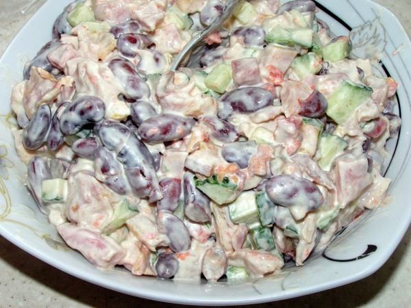 Salată cu fasole conservată: rețete delicioase și simple 