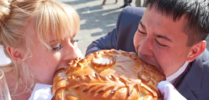 O pâine de nuntă cu mâinile tale, o rețetă și o fotografie