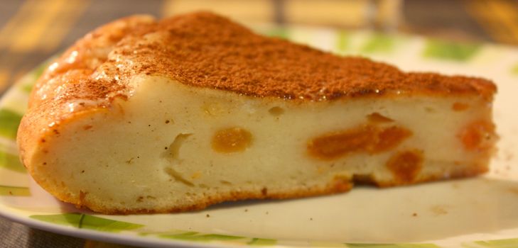 O rețetă delicioasă pentru un tort de brânză de vaci într-un multivarchet este un desert excelent pentru întreaga familie.