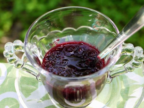 Negru de coacăze negre cu nuci