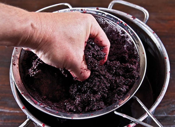Vin de casa din chokeberry