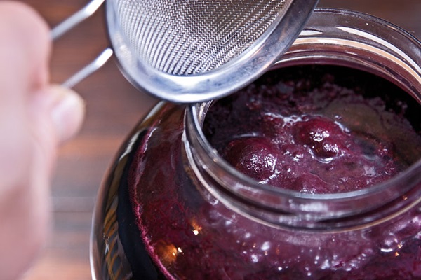 Vin de casa din chokeberry
