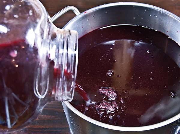 Vin de casa din chokeberry