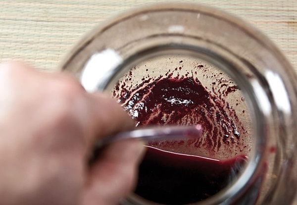 Vin de casa din chokeberry