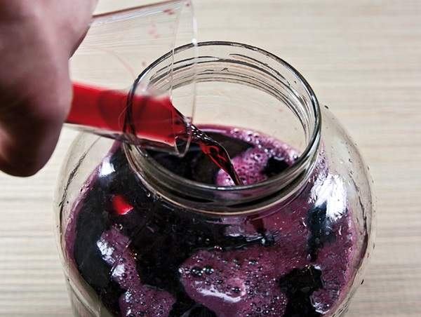 Vin de casa din chokeberry