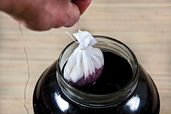 Vin de casa din chokeberry