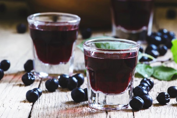 Vin de casa din chokeberry