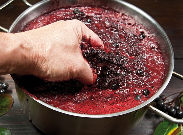 Vin de casa din chokeberry