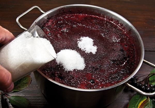 Vin de casa din chokeberry