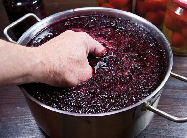Vin de casa din chokeberry