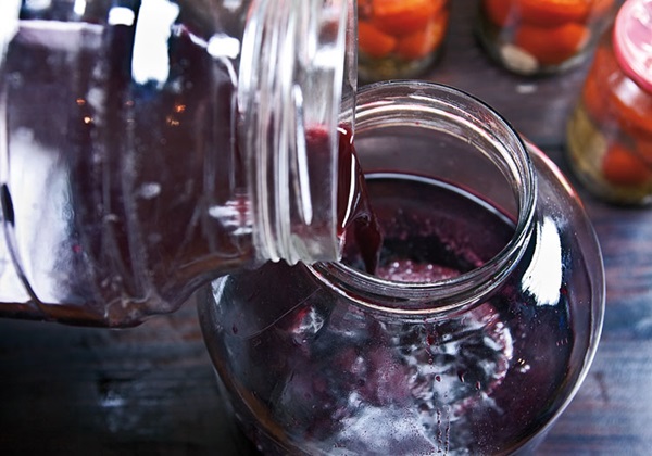 Vin de casa din chokeberry