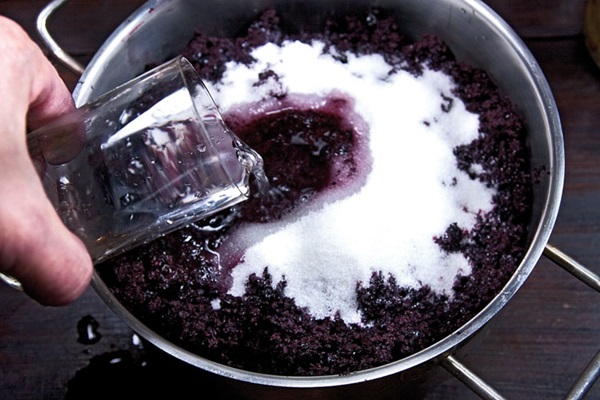 Vin de casa din chokeberry