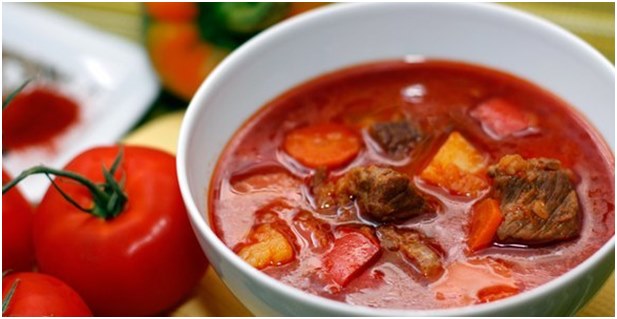 goulash cu roșii