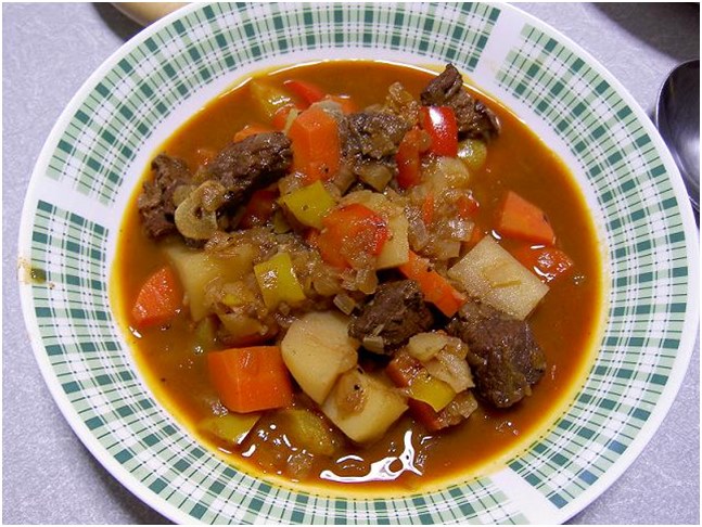 goulash într-o farfurie