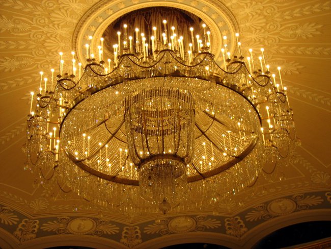 Cum să atârnă un candelabru