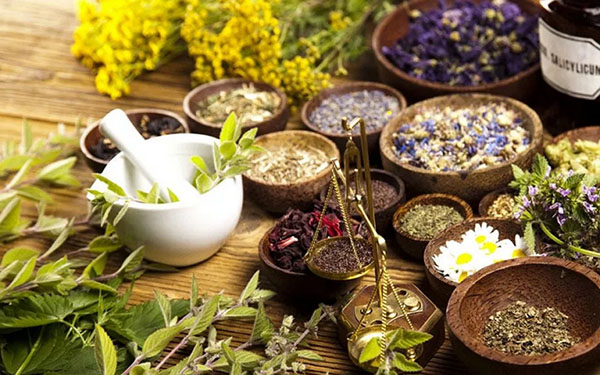 Fitoalchimie: plante pentru frumusețe și sănătate